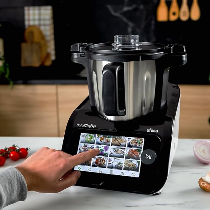 Ufesa TotalChef RK6 Robot de Cocina Multifunción Inteligente, Pantalla Digital 7”, WIFI, 30 Funciones, Jarra Acero Inox, Capacidad Máxima 3,5L, Báscula Integrada, 15 Programas, Accesorios